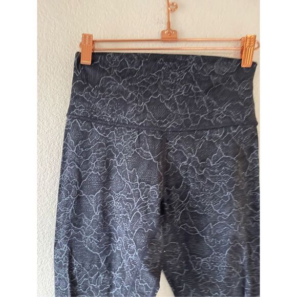 Lululemon Align Pant Cropped fit Lacescape Dark Cast Black 4 - Picture 2 of 7
